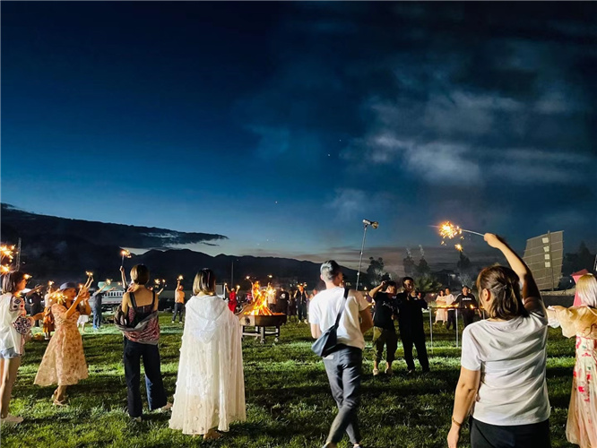 大理企業會議會展拓展訓練篝火晚會