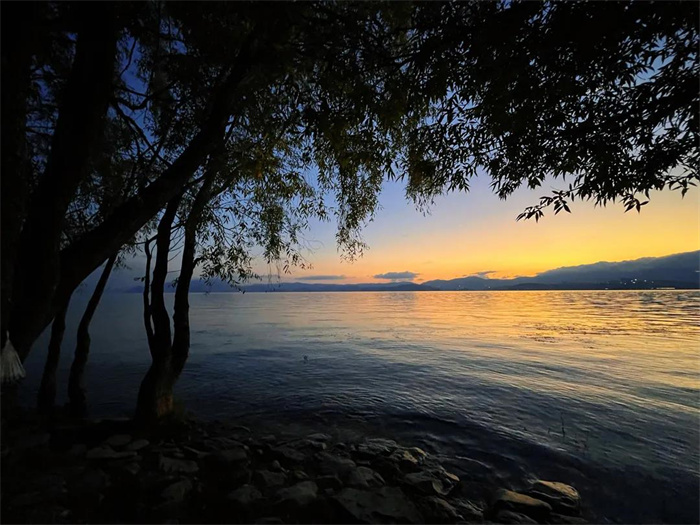 走，去趕一場洱海日出！洱海生態廊道日出,是大理徒步線路中的最佳美景